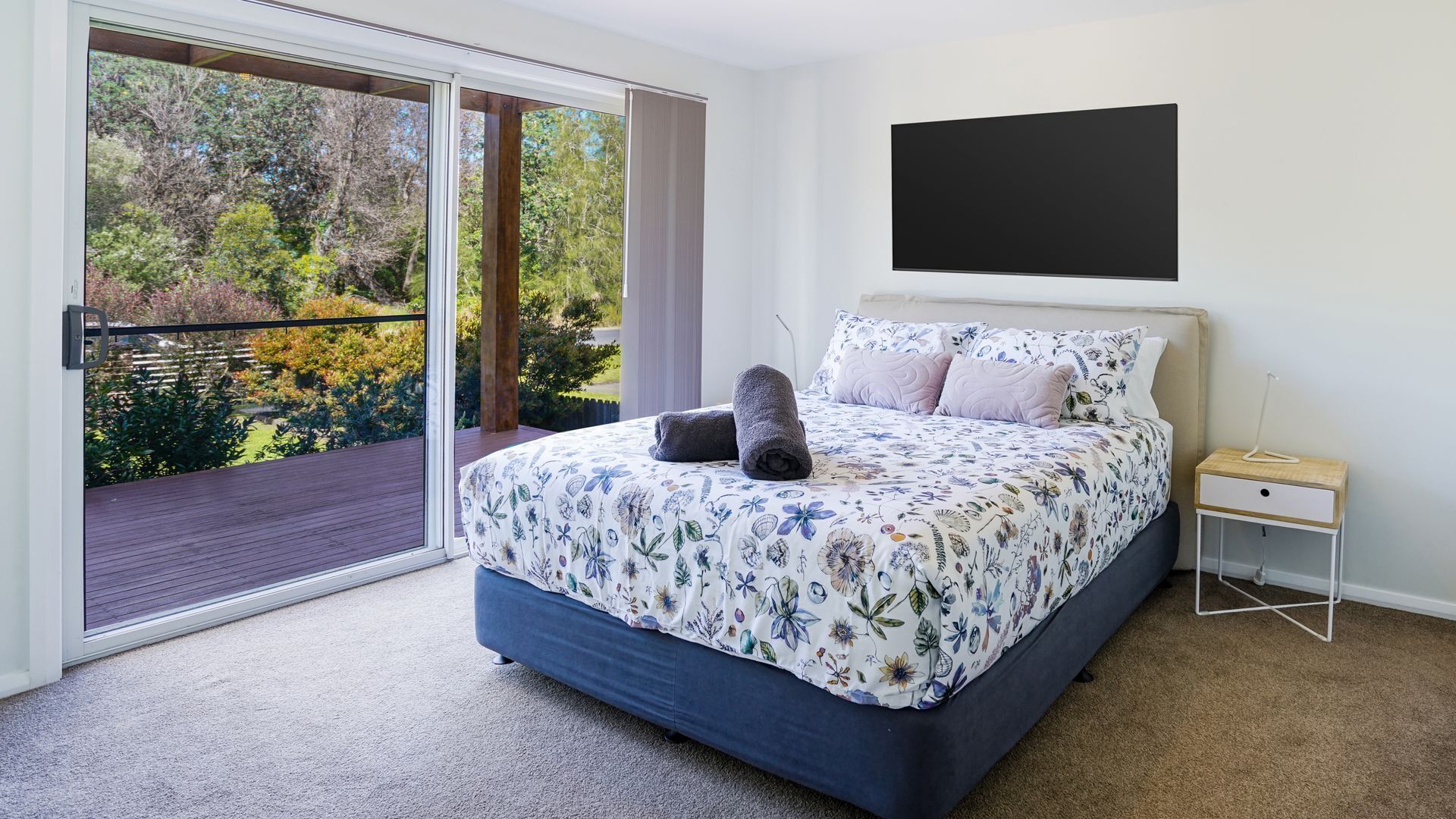 4 bedrooms, travel crib, WiFi, bed sheets