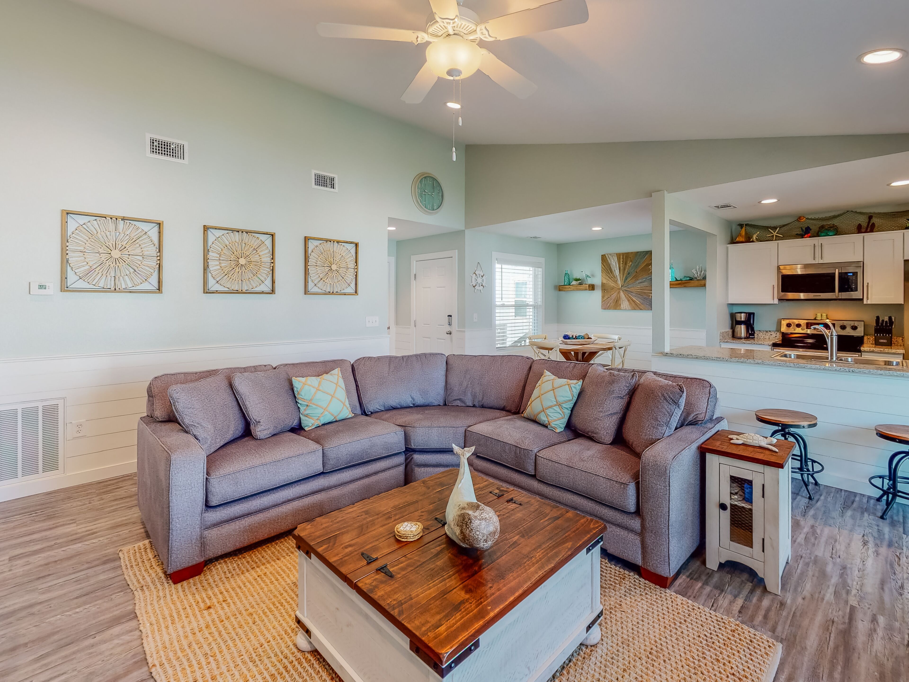 AHC208 Newly Remodeled, 2nd Floor Condo with Nautical Theme, Great location in town