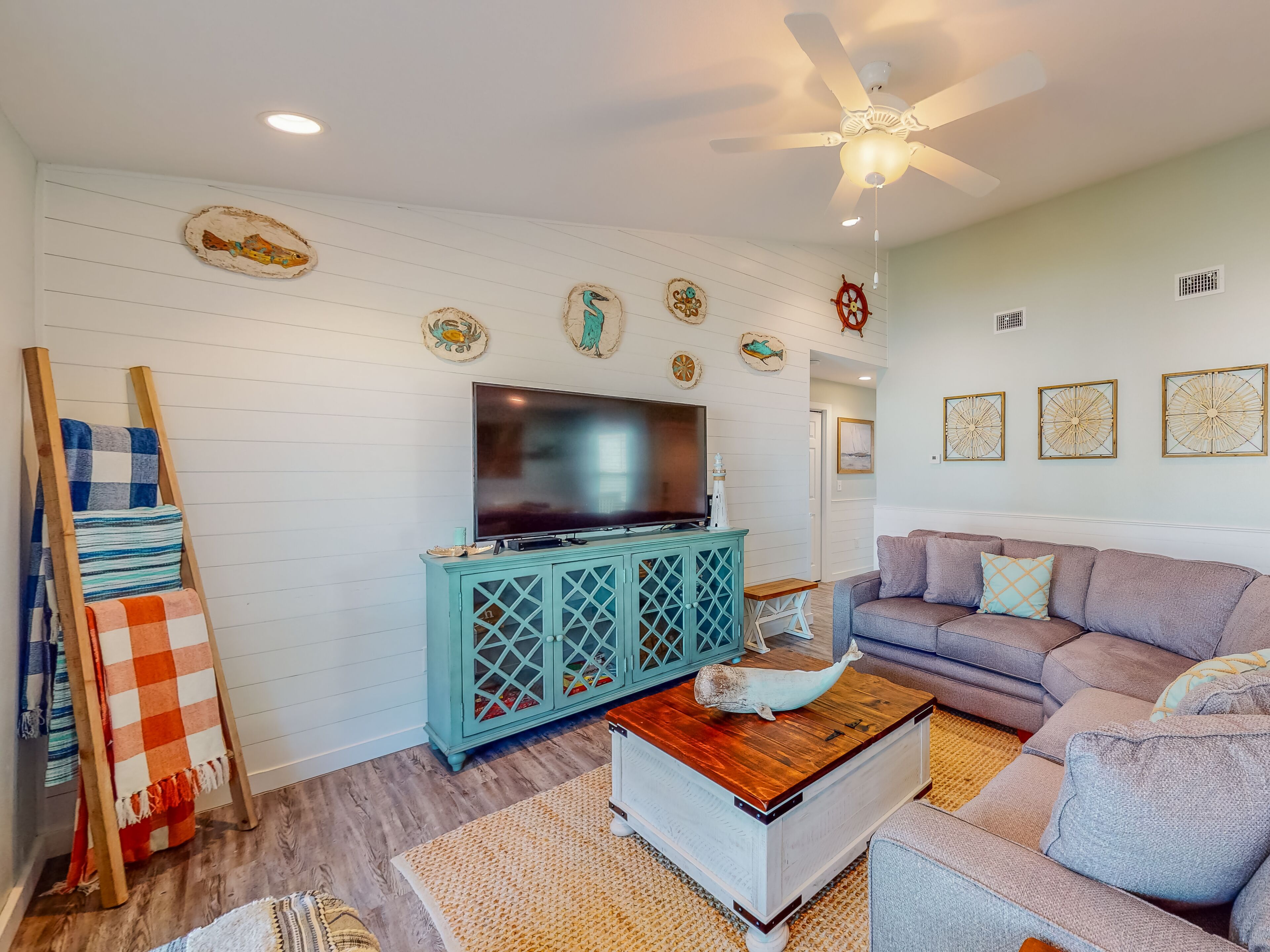 AHC208 Newly Remodeled, 2nd Floor Condo with Nautical Theme, Great location in town