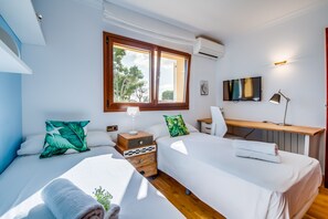 4 bedrooms, iron/ironing board, free WiFi, bed sheets