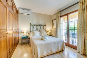 4 chambres, fer et planche à repasser, accès au Wi-Fi (inclus)