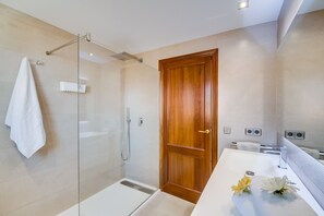 Shower, hair dryer, towels - House Montelago mountain view by the beach (Alcúdia)
