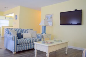 TV - WALKING DISTANCE TO BEACH!! 2/2 VILLA IN QUIET COMMUNITY, WITH COMMUNITY POOL! (Englewood)