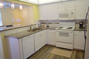 Private kitchen - WALKING DISTANCE TO BEACH!! 2/2 VILLA IN QUIET COMMUNITY, WITH COMMUNITY POOL! (Englewood)