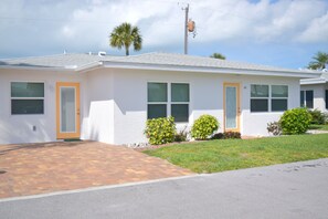 Exterior - WALKING DISTANCE TO BEACH!! 2/2 VILLA IN QUIET COMMUNITY, WITH COMMUNITY POOL! (Englewood)