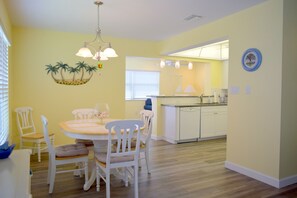 Dining - WALKING DISTANCE TO BEACH!! 2/2 VILLA IN QUIET COMMUNITY, WITH COMMUNITY POOL! (Englewood)