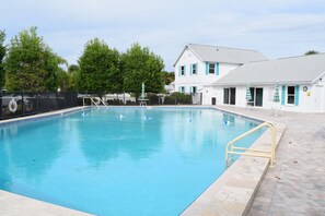 A heated pool - WALKING DISTANCE TO BEACH!! 2/2 VILLA IN QUIET COMMUNITY, WITH COMMUNITY POOL! (Englewood)