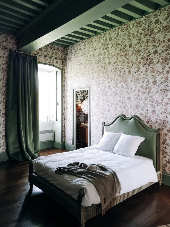 25 Schlafzimmer, Bügeleisen/Bügelbrett, Reisekinderbett