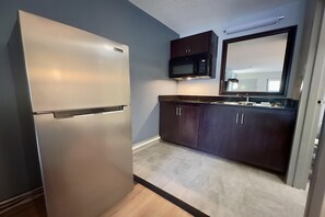 Full-sized fridge, microwave, coffee/tea maker, freezer