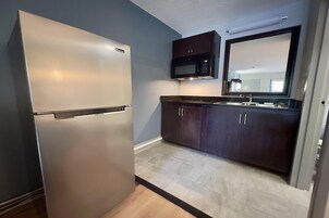 Full-size fridge, microwave, coffee/tea maker, freezer