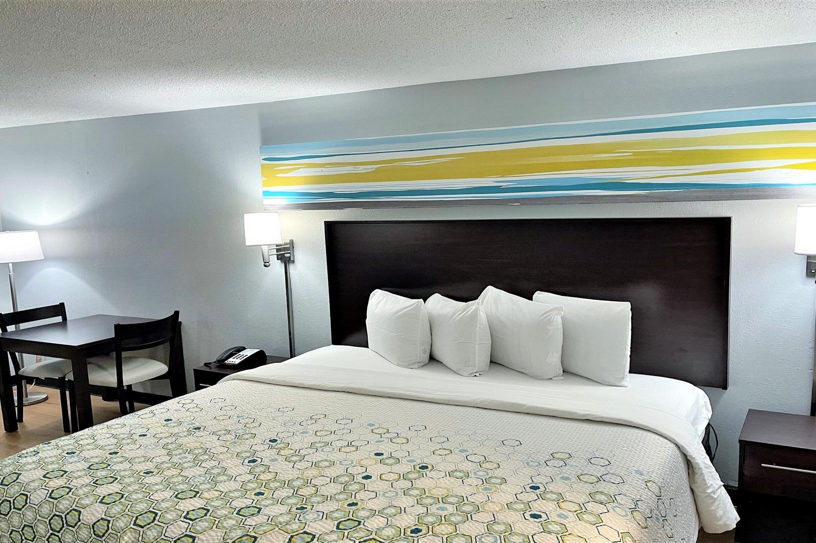 Standard Studio, 1 King Bed, Non Smoking | Desk, blackout drapes, iron/ironing board (on request), WiFi (free)