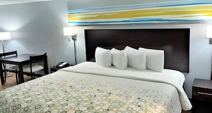 HomeTowne Studios By Red Roof Augusta