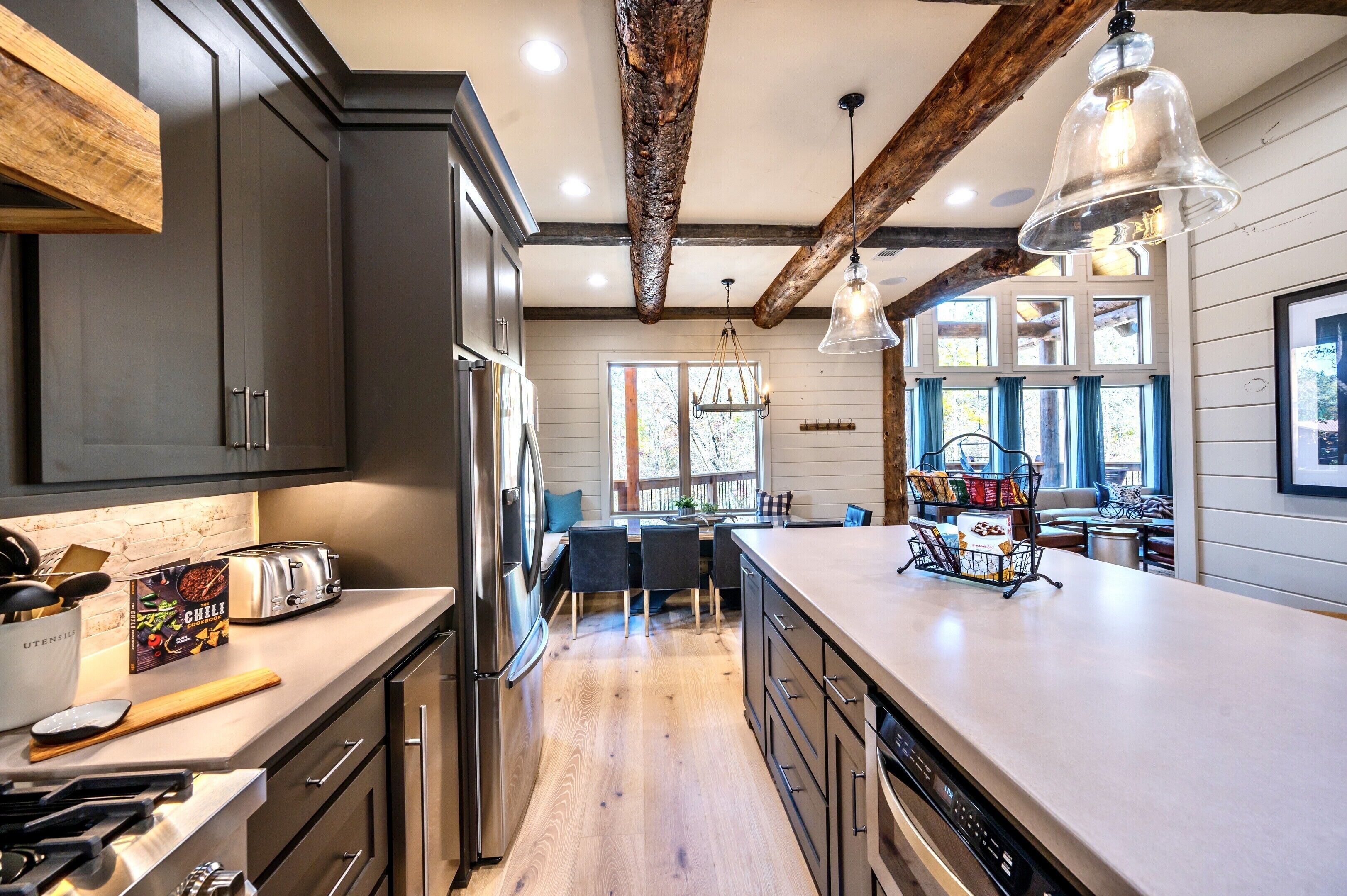 FOX HOLLOW CREEK, BRAND NEW 3-Story Luxury Cabin with creekside views-Sleeps 22