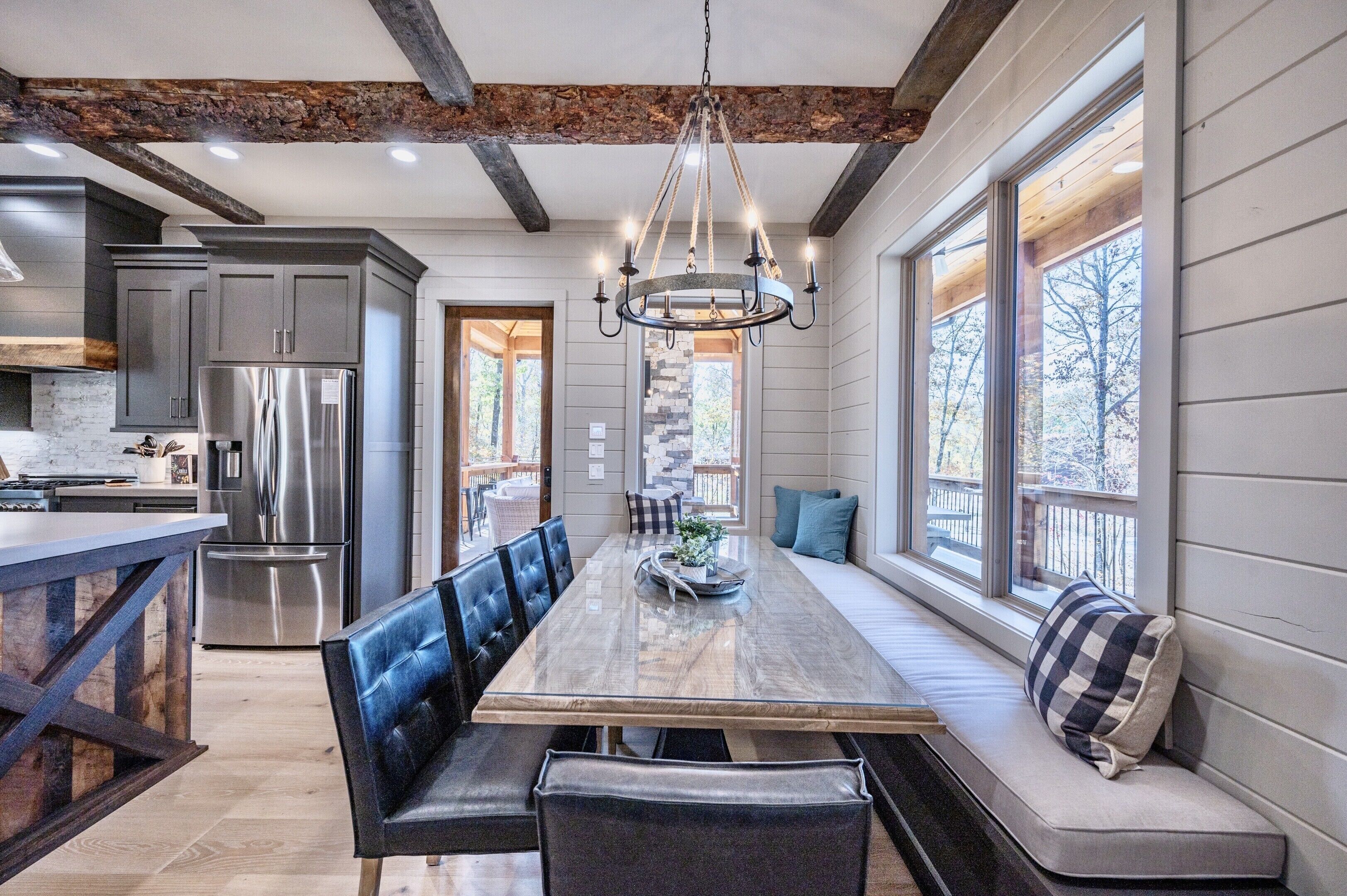 FOX HOLLOW CREEK, BRAND NEW 3-Story Luxury Cabin with creekside views-Sleeps 22