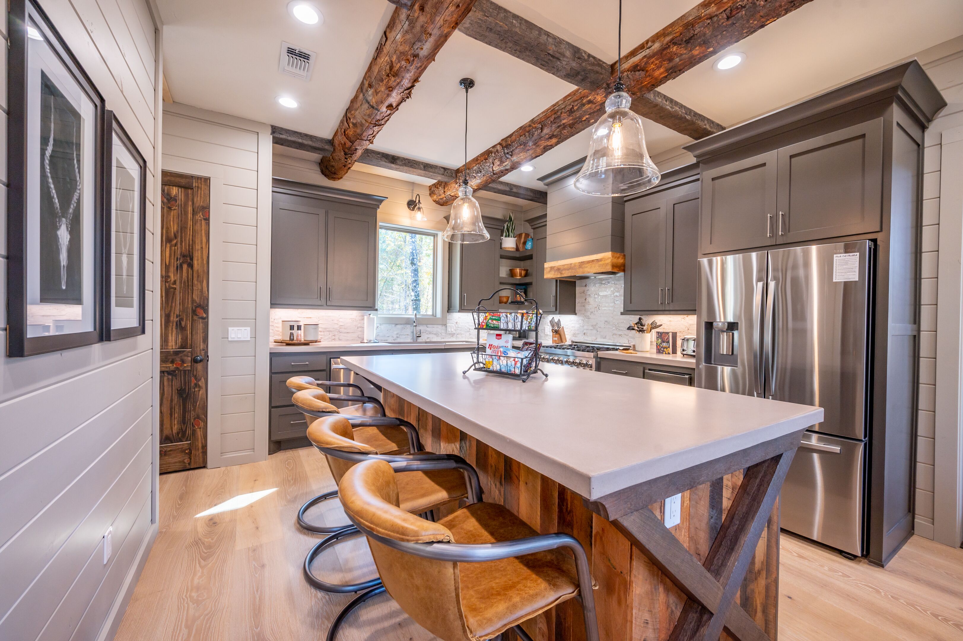 FOX HOLLOW CREEK, BRAND NEW 3-Story Luxury Cabin with creekside views-Sleeps 22