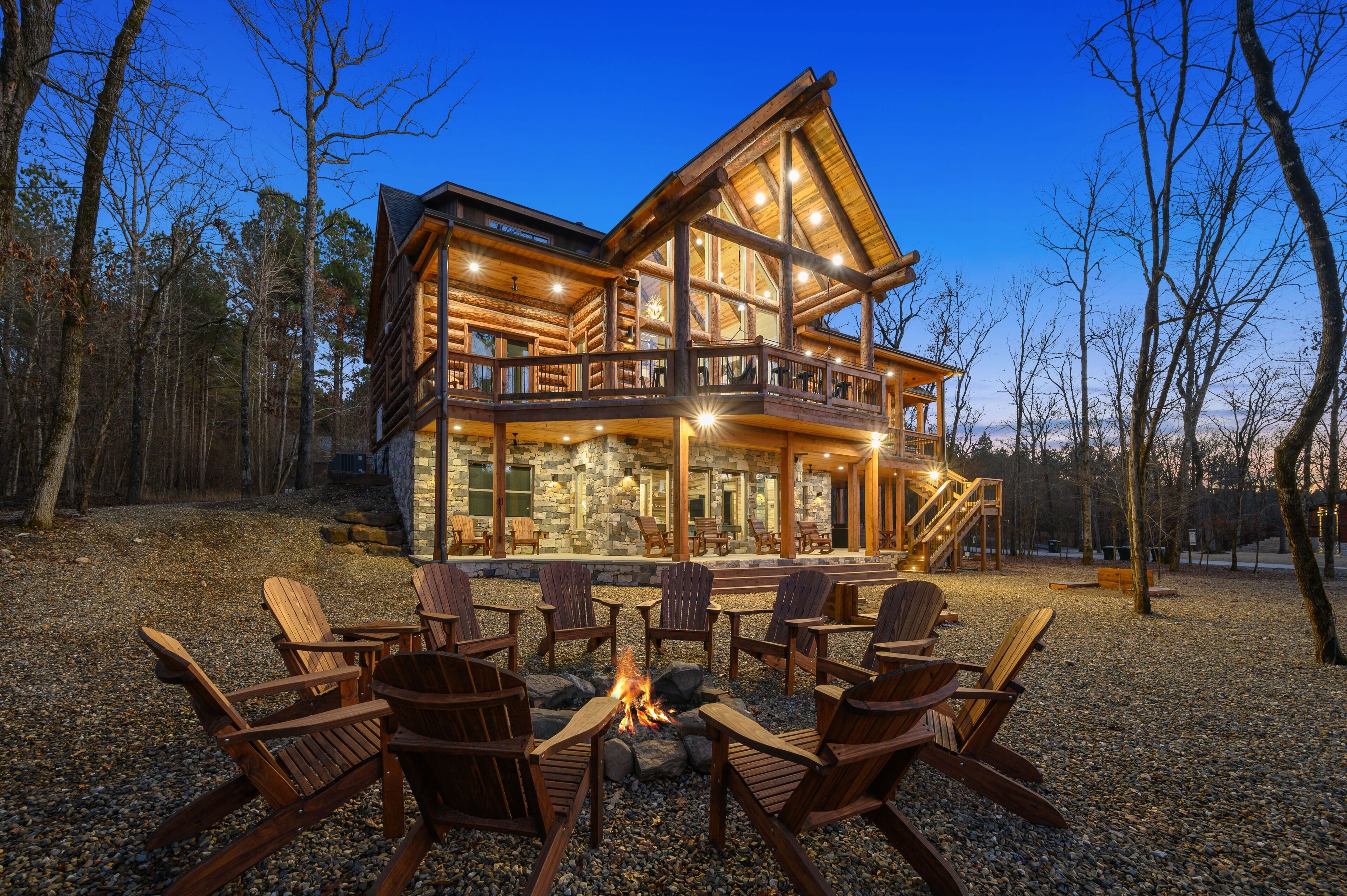 FOX HOLLOW CREEK, BRAND NEW 3-Story Luxury Cabin with creekside views-Sleeps 22