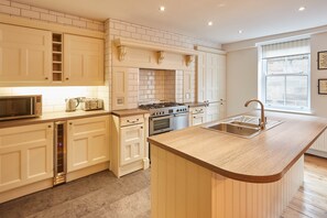 House | Private kitchen | Full-sized fridge, microwave, oven, stovetop - Sanders House (Whitby)