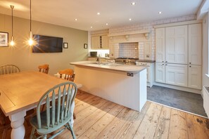 House | Private kitchen | Full-sized fridge, microwave, oven, stovetop - Sanders House (Whitby)