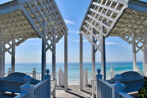 Property grounds - On Seaside Ave! Lovely, Designer Touches Throughout + 2 Adult Bikes, Sleeps 9 (Santa Rosa Beach)