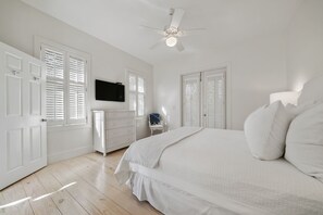 3 bedrooms, iron/ironing board, free WiFi, bed sheets - On Seaside Ave! Lovely, Designer Touches Throughout + 2 Adult Bikes, Sleeps 9 (Santa Rosa Beach)