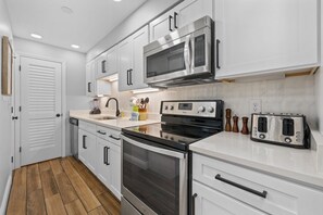 Fridge, microwave, oven, stovetop - Edgewater 41 -Beach~ Food~ & True Southern Hospitality! Discover why Gulf Shores (Gulf Shores)