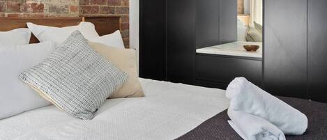 2 bedrooms, desk, iron/ironing board, travel crib