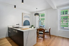Frigorifero, microonde, forno, piano cottura