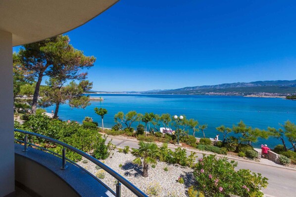 Property grounds - Holiday apartment mit Meerblick (Šilo)