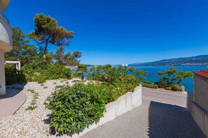 Property grounds - Holiday apartment mit Meerblick (Šilo)