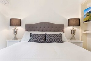 Desk, iron/ironing board, WiFi, bed sheets