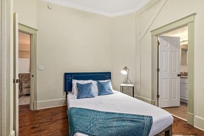 3 Schlafzimmer, Schreibtisch, Bügeleisen/Bügelbrett, WLAN