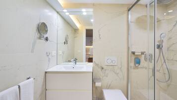 Een douche, een haardroger, handdoeken, zeep