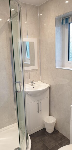 Hair dryer, towels, soap, toilet paper - Rockpool Cottage Pet Friendly with Enclosed Garden In a Quiet Peaceful Village (Beadnell)