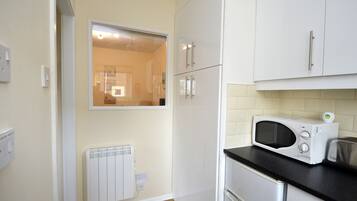 Køleskab, mikrobølgeovn, ovn, kogeplade