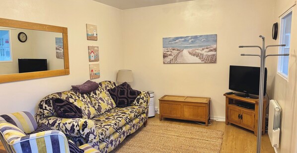 Téléviseur, lecteur de DVD, livres, sélection de films