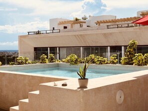 Una piscina al aire libre