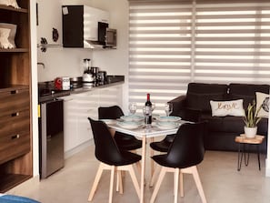 Studio | Aire de séjour | Téléviseur à écran plat de 50 po avec télévision par câble, téléviseur