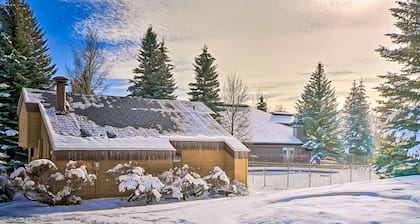 Condo with deck, fireplace, full kitchen, and mudroom area