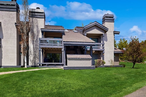 Condo with deck, fireplace, full kitchen, and mudroom area