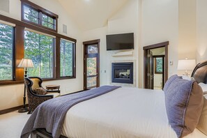 5 bedrooms, iron/ironing board, travel cot, WiFi - Horseshoe Lodge | VIP Shuttle | Hot Tub | Views! (Breckenridge)