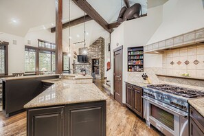 冰箱、微波炉、烤箱、炉灶