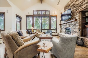 Flachbildfernseher, Kamin, Arbeitsbereiche