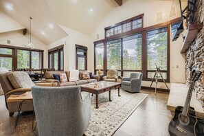 Flachbildfernseher, Kamin, Arbeitsbereiche