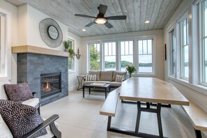 Smart TV, fireplace, music library, stereo