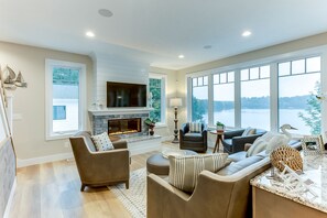 Smart TV, fireplace, music library, stereo