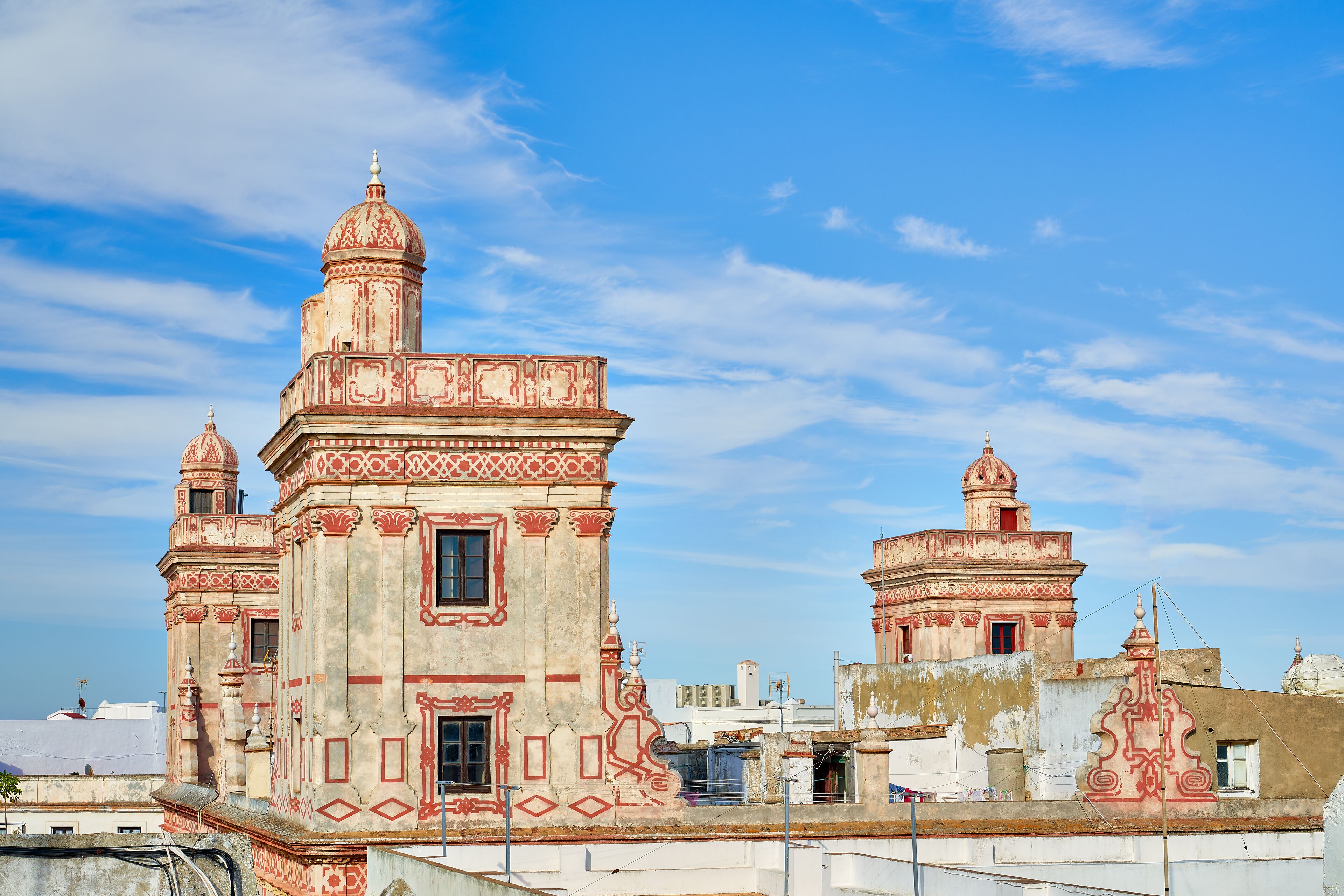 Un edificio histórico con detalles arquitectónicos intrincados y estructuras en forma de cúpula.