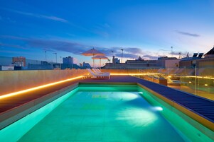 Una piscina al aire libre de temporada