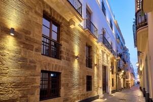 Fachada de la propiedad por la tarde o noche