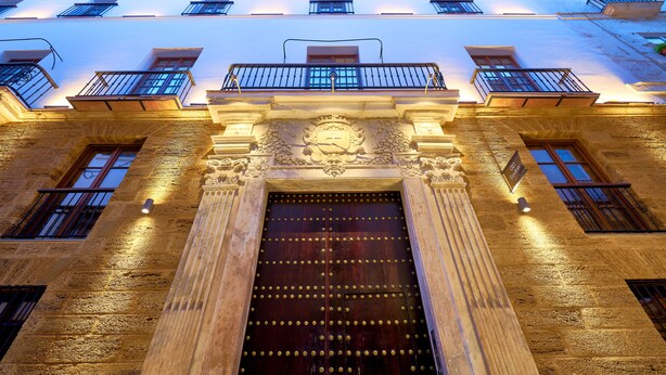 施設の正面 (日没後)
