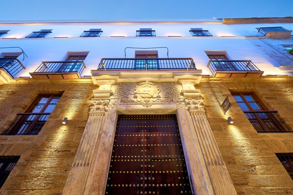 Front of property - evening/night - Tandem Torres De Cádiz Suites (Cádiz)